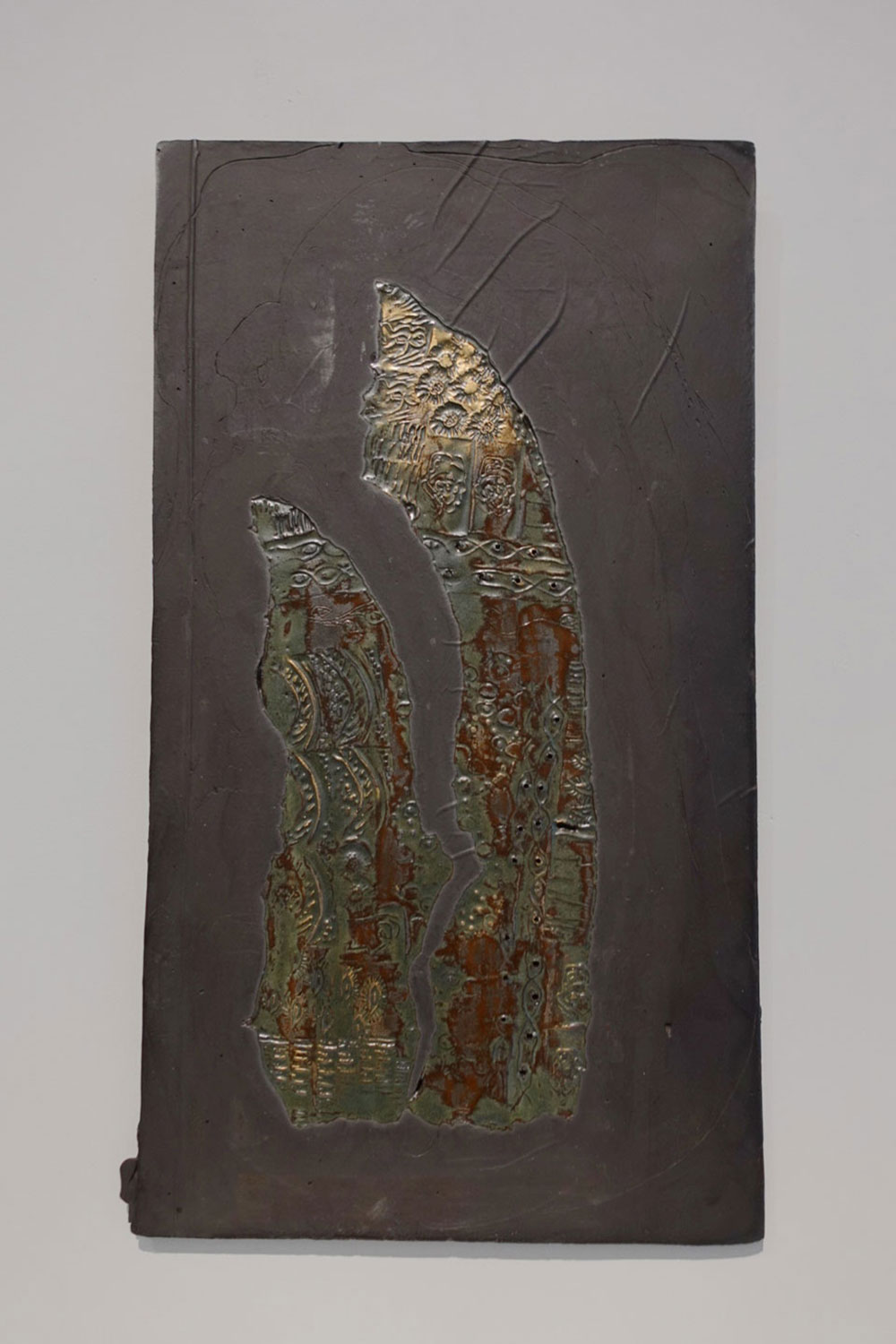 Fragmente Metamorphose II Keramik/Goldpaste 28 cm x 50cm Metamorphose II